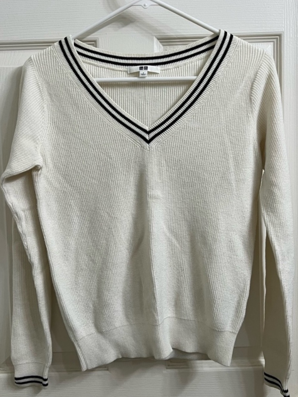 Uniqlo off white black striped trim v-neck long sleeve ribbed sweater